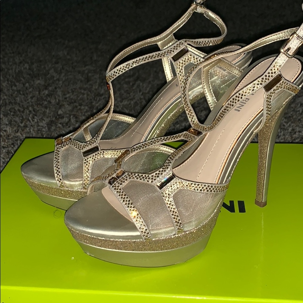 Gianni Bini champagne heels